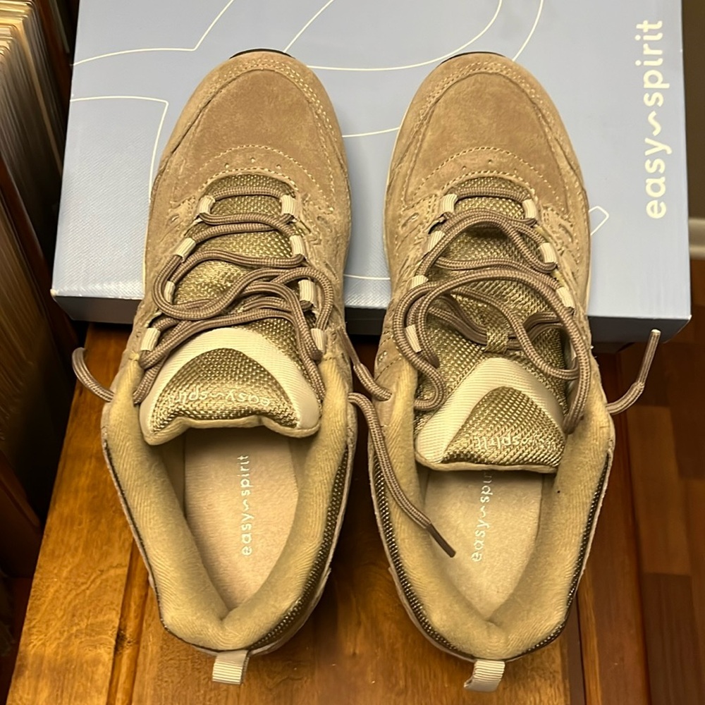 Easy Spirit taupe/beige Romy style sneaker. Size 8.5. Never worn.